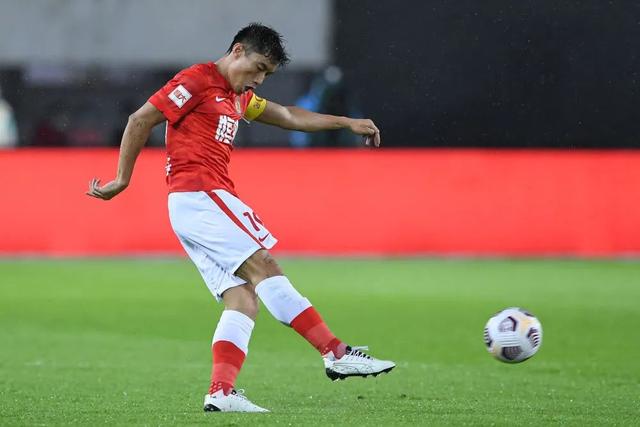 体育报：莱万5场进1球 巴萨管理认为应引进新中锋