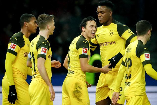 巴黎vs拜仁球迷挂出横幅：滚蛋，财阀纳赛尔！