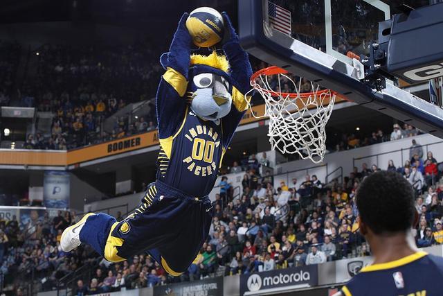 斯诺克世锦赛：中国双星16强战继续 赵心童两局领先丁俊晖