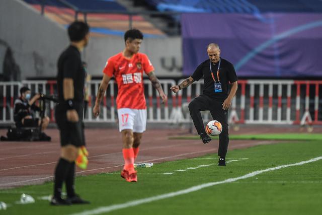 王哲林31+15特林布尔29+10 上海险胜青岛